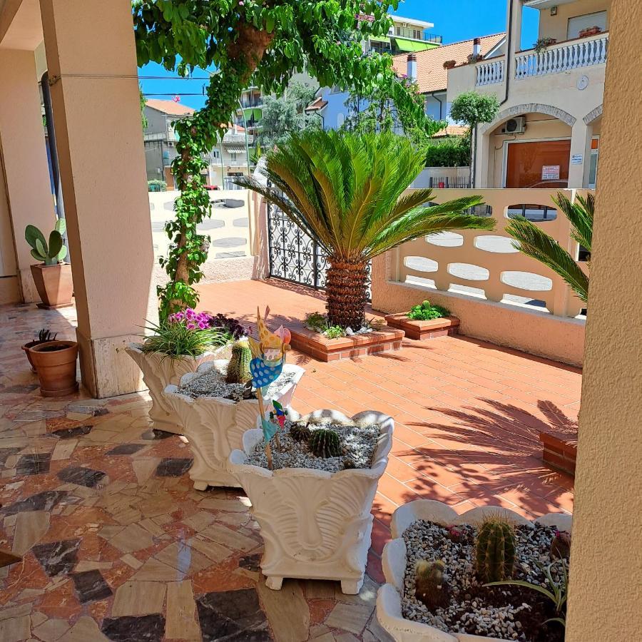 Bouganville Casa Vacanza Ambiente Climatizzato Con Wi Fi 皮内托 外观 照片